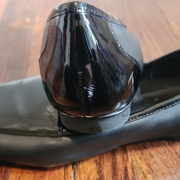 Donald J. Pliner Black Women's Loafers With Patent Accents Size 8.5 - Picture 9 of 10